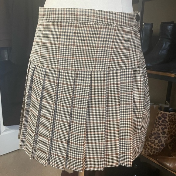 Woman’s Dickies plaid wide width pleated mini skirt. Side zip w button. Tan - Picture 6 of 14